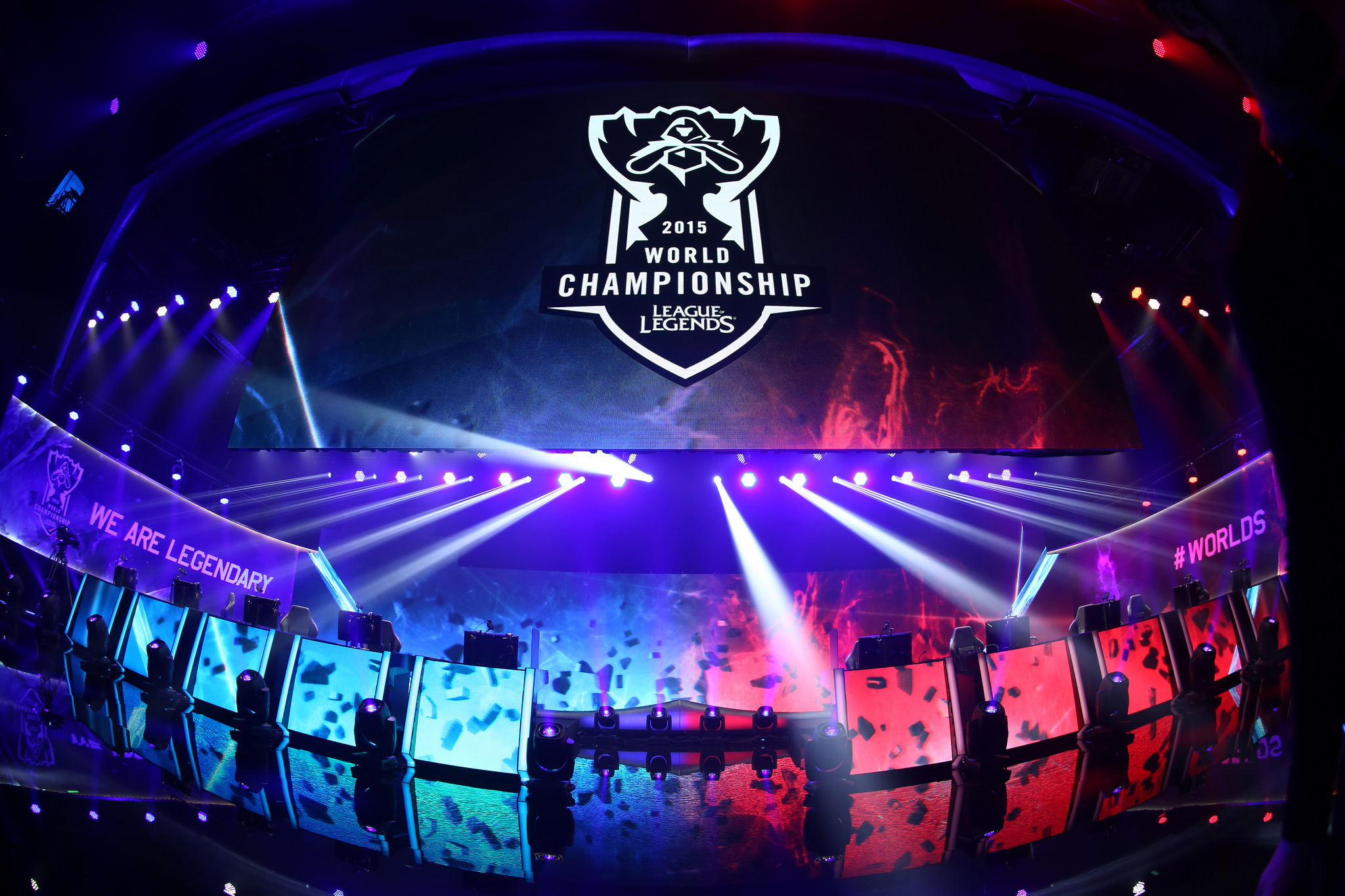 DRX 3-2 T1获得2022英雄联盟全球总决赛冠军，上单Kingen FMVP